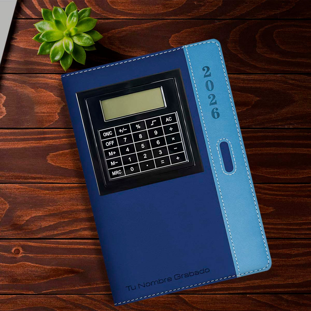 Cubierta tipo cuero de Agenda con Calculadora 2026 Azul + Grabado Personalizado.