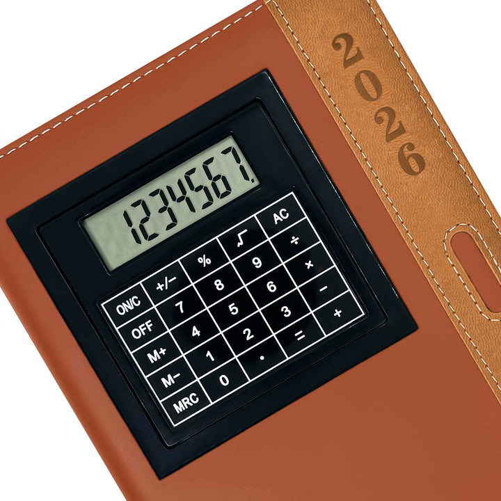 Detalles de Agenda con Calculadora 2026 Marrón + Grabado Personalizado.