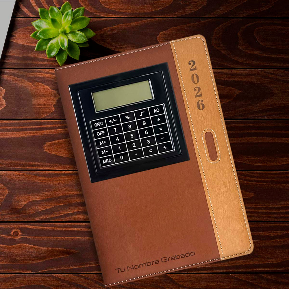 Cubierta tipo cuero de Agenda con Calculadora 2026 Marrón + Grabado Personalizado.