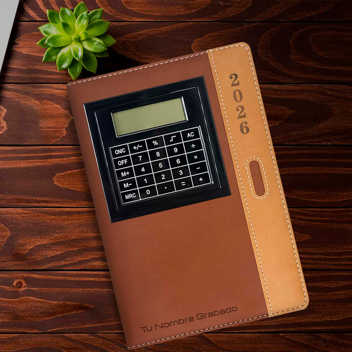 Cubierta tipo cuero de Agenda con Calculadora 2026 Marrón + Grabado Personalizado.