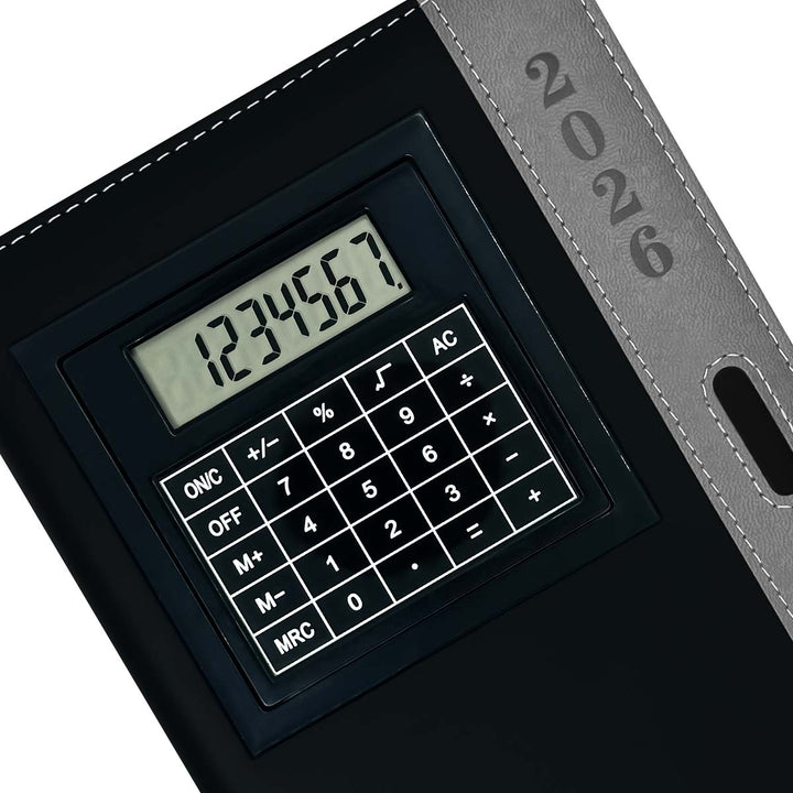Detalles de Agenda con Calculadora 2026 Negra + Grabado Personalizado.