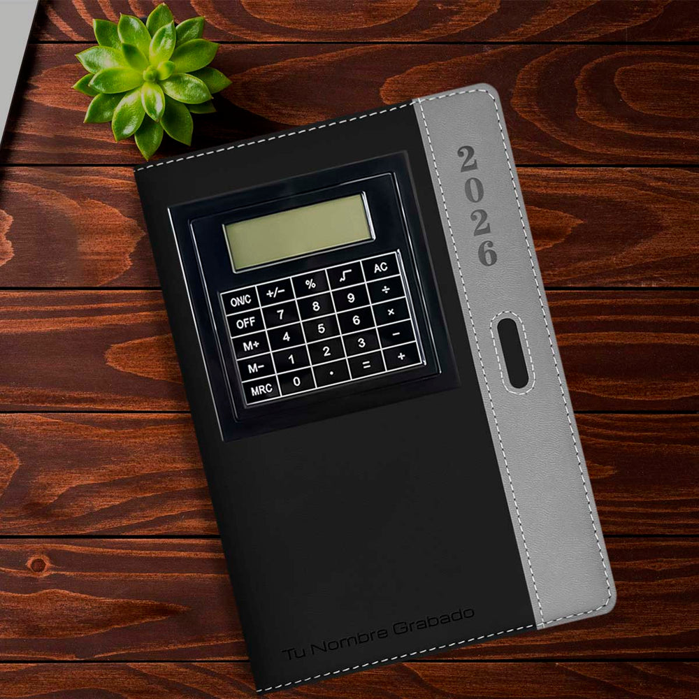 Cubierta tipo cuero de Agenda con Calculadora 2026 Negra + Grabado Personalizado.