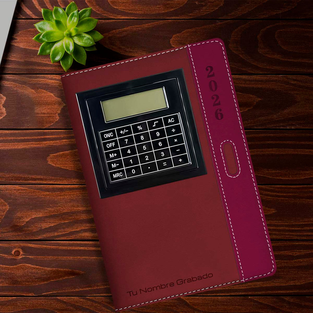 Cubierta tipo cuero de Agenda con Calculadora 2026 Roja + Grabado Personalizado.