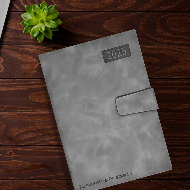 Acabado Mate de Agenda Ejecutiva 2025 A5 Compacta Gris + Grabado Personalizado.