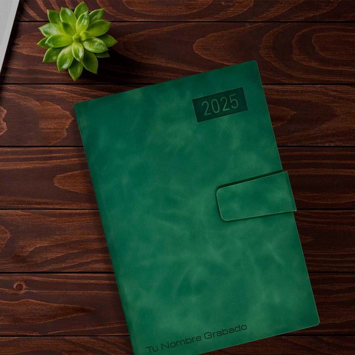 Acabado Mate de Agenda Ejecutiva 2025 A5 Compacta Verde + Grabado Personalizado.