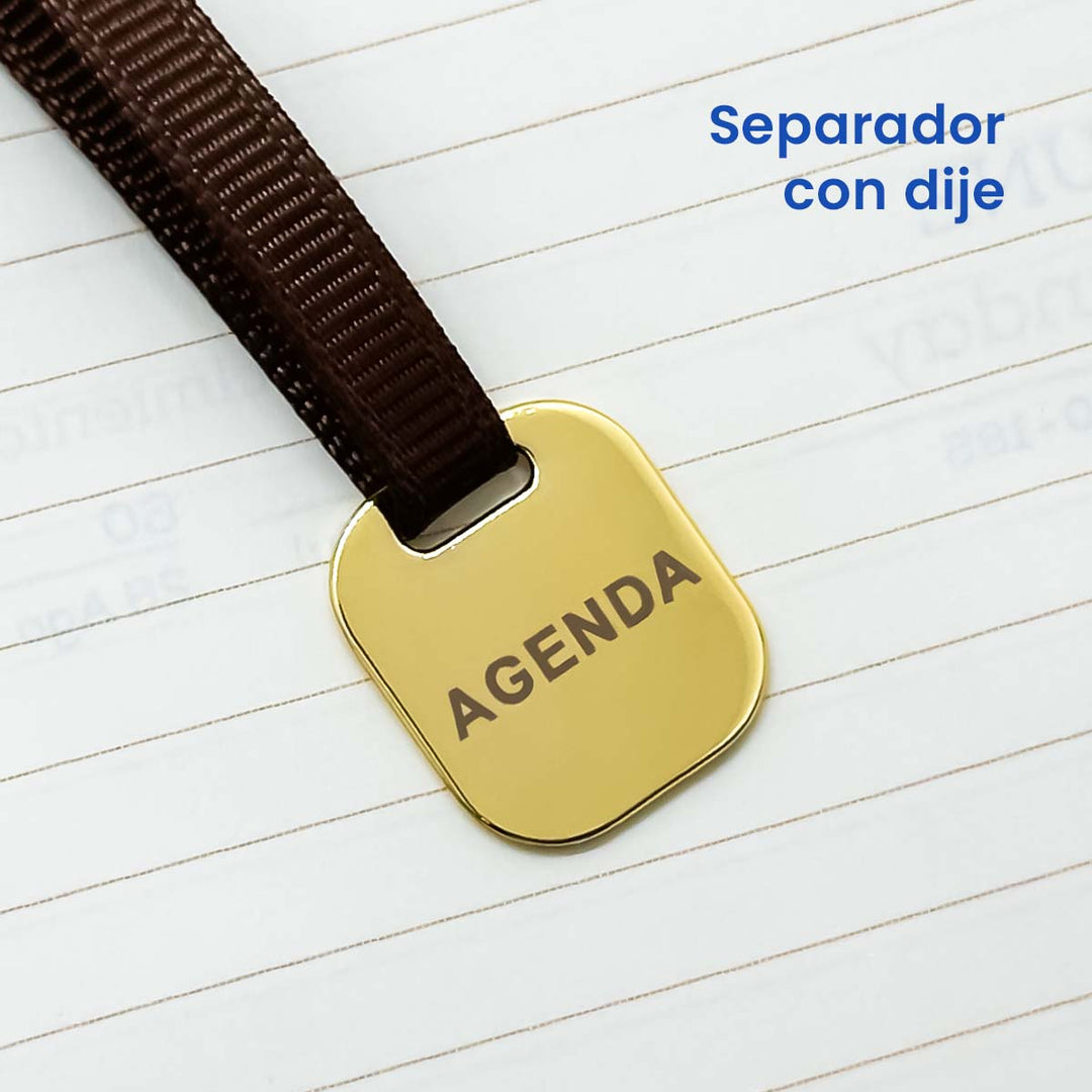Separador con dije de Agenda Ejecutiva 2026 + Grabado Personalizado.