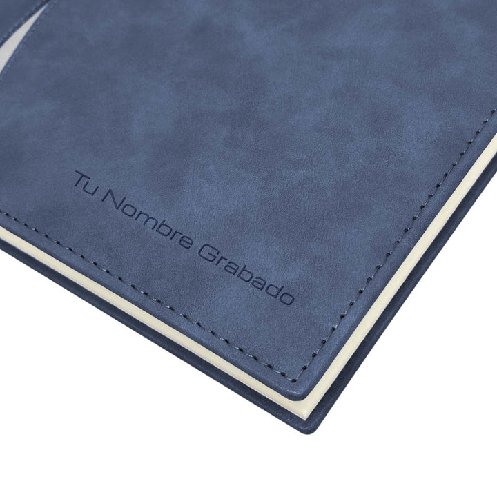 Grabado en portada de Agenda Ejecutiva 2026 Azul Acero Onda + Grabado Personalizado.