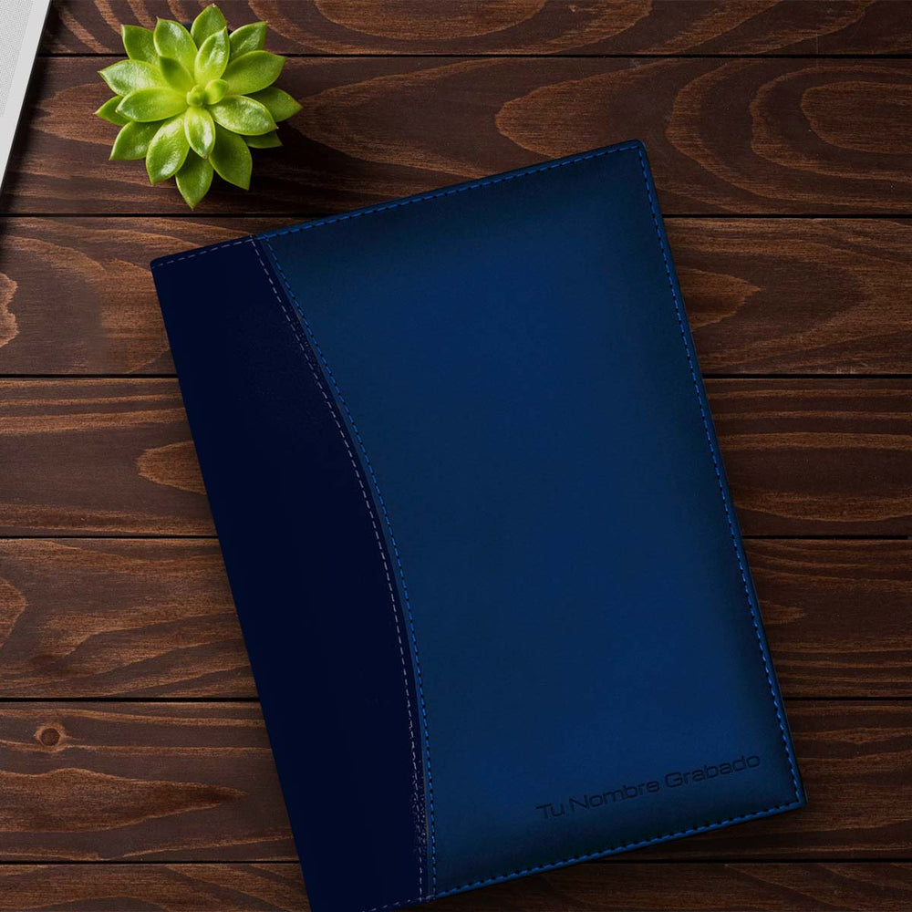 Agenda Ejecutiva 2026 Azul Índigo Clásica + Grabado Personalizado, sobre una mesa de madera