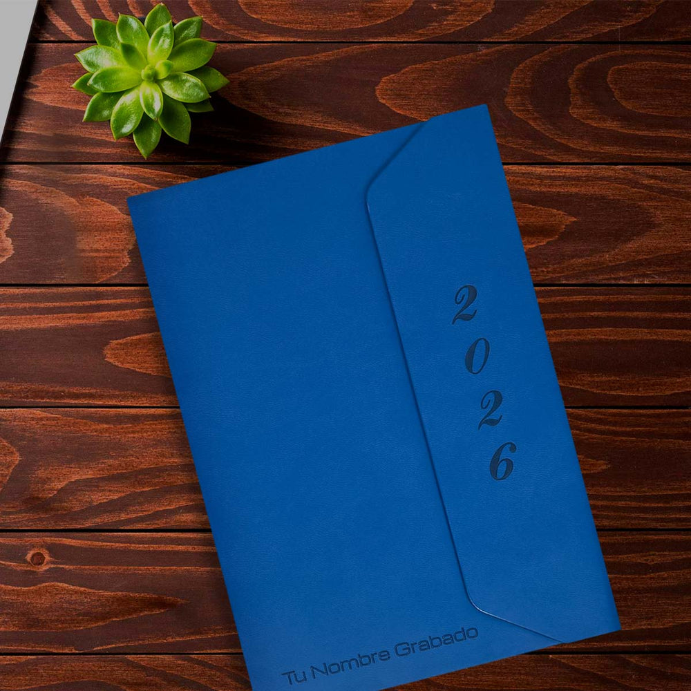 Acabado Mate de Agenda Ejecutiva 2026 Azul Solapa (A5) + Grabado Personalizado.
