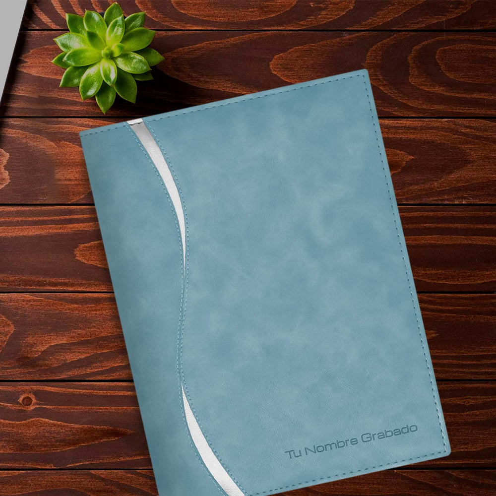 Acabado Cuero de Agenda Ejecutiva 2026 Celeste Onda + Grabado Personalizado.