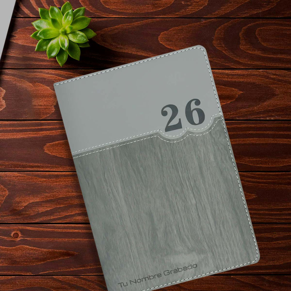 Acabado Amaderado de Agenda Ejecutiva 2026 Gris Amaderada (A5) + Grabado Personalizado.