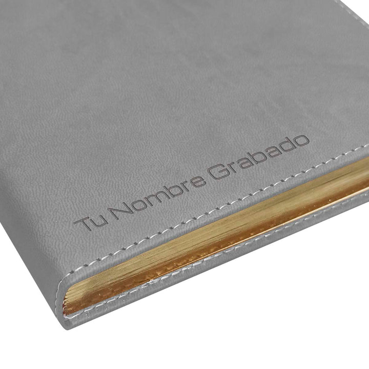 Grabado en la portada de Agenda Ejecutiva 2026 Gris Mate (A5) + Grabado Personalizado.