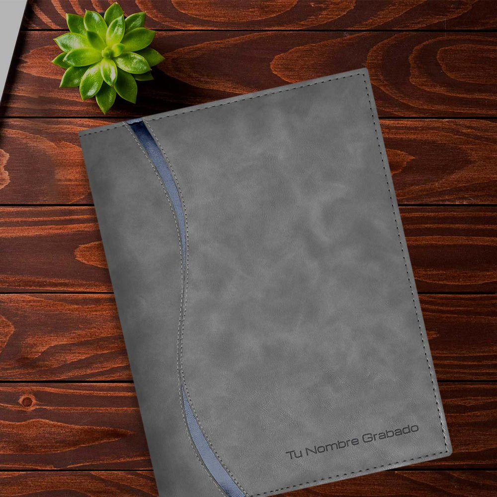 Acabado Cuero de Agenda Ejecutiva 2026 Gris Onda + Grabado Personalizado.