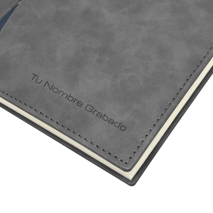 Grabado en portada de Agenda Ejecutiva 2026 Gris Onda + Grabado Personalizado.