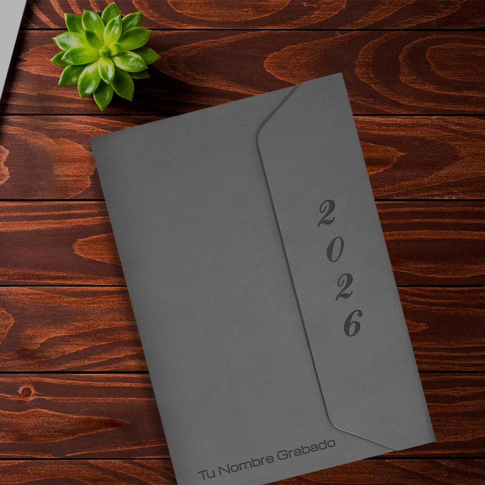 Acabado Mate de Agenda Ejecutiva 2026 Gris Solapa (A5) + Grabado Personalizado.