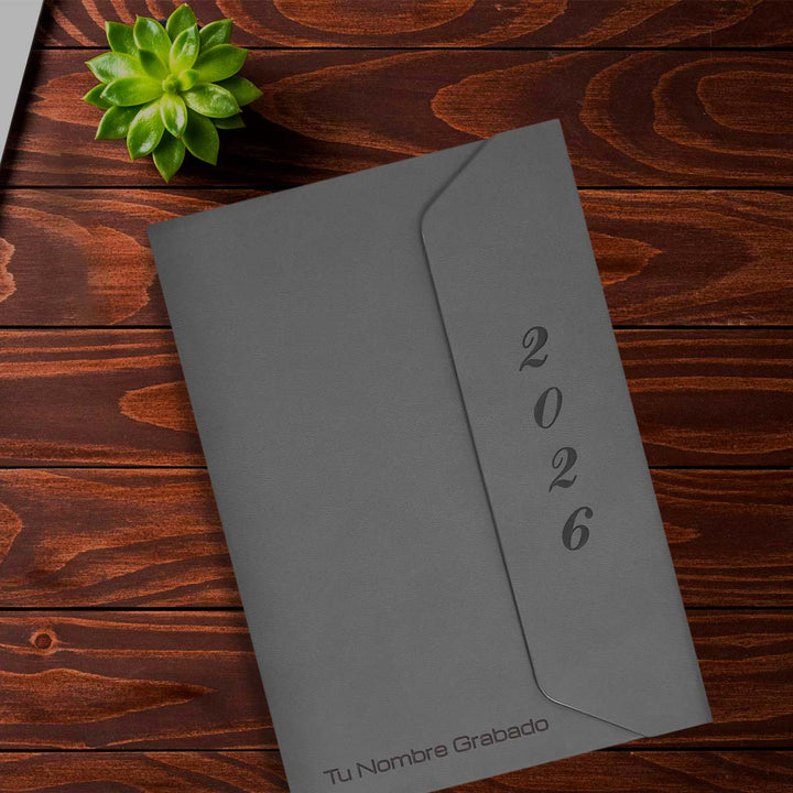 Acabado Mate de Agenda Ejecutiva 2026 Gris Solapa (A5) + Grabado Personalizado.