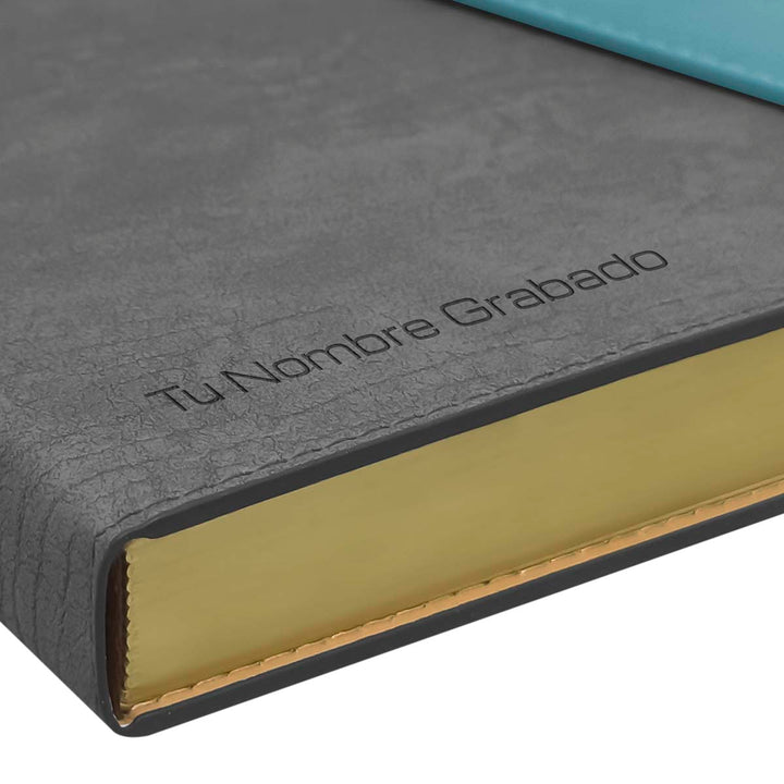 Grabado en la portada de Agenda Ejecutiva 2026 Gris Solapa + Grabado Personalizado.
