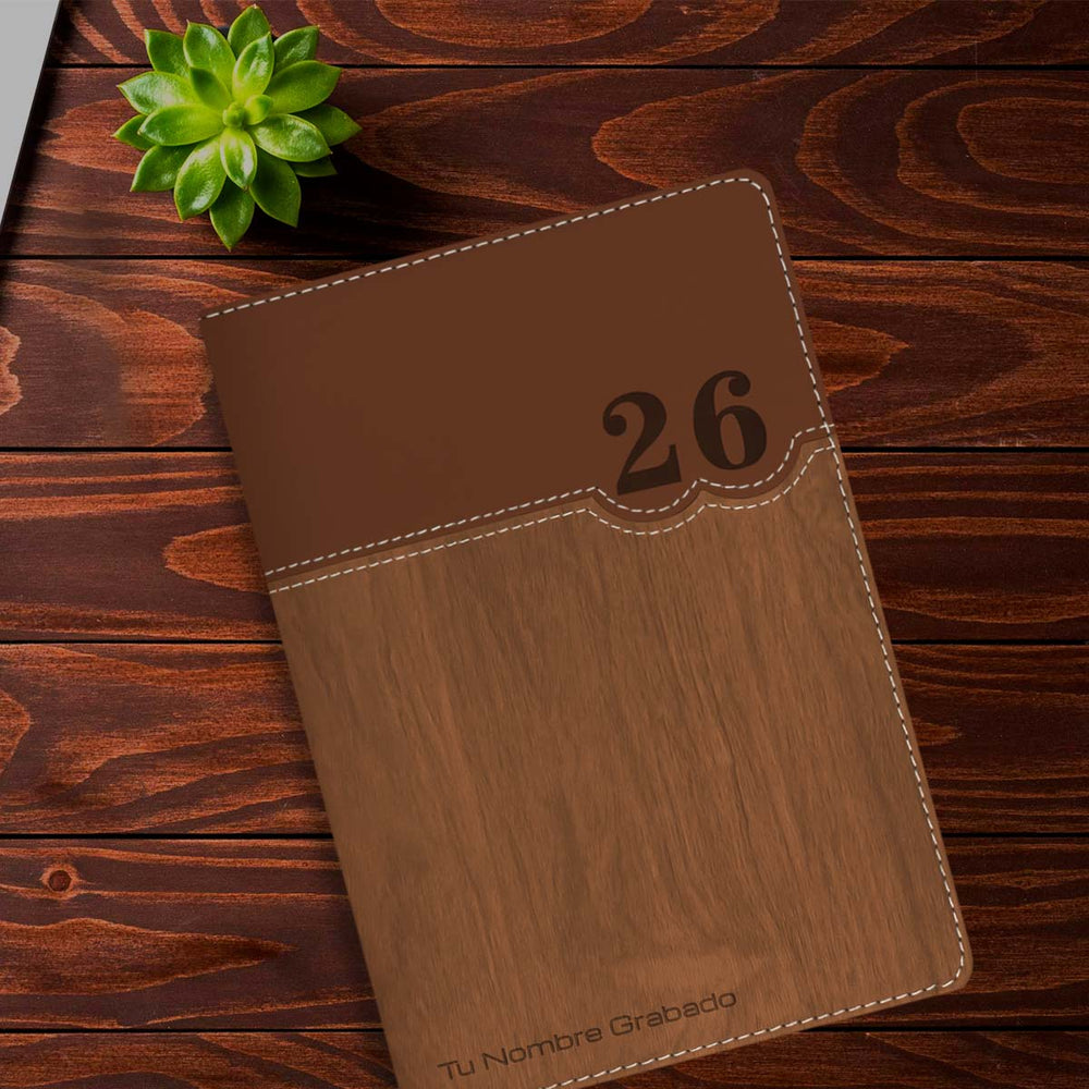 Acabado Amaderado de Agenda Ejecutiva 2026 Marrón Amaderada (A5) + Grabado Personalizado.