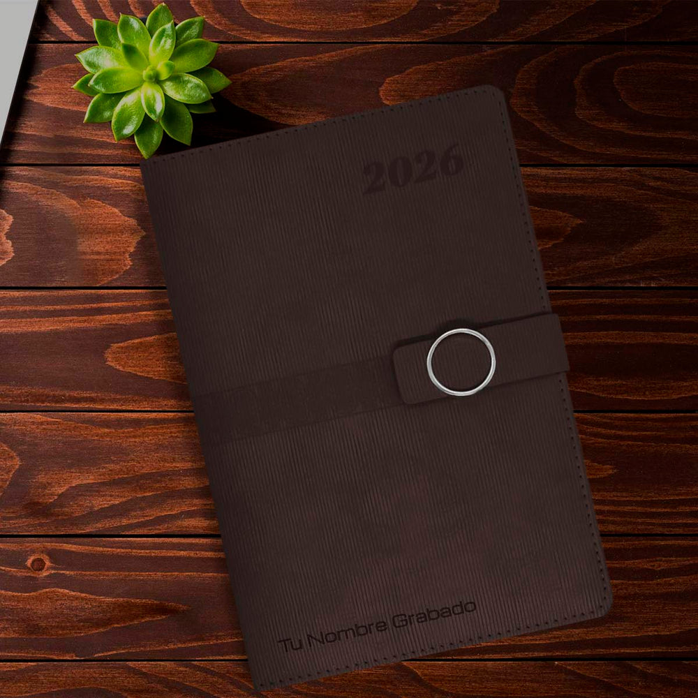 Acabado de Agenda Ejecutiva 2026 Marrón Anillo (A5) + Grabado Personalizado.