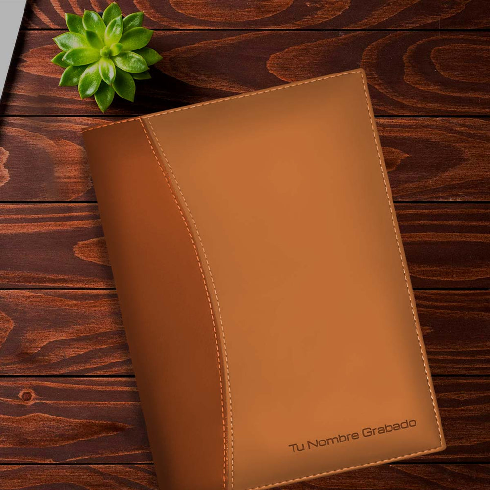 Agenda Ejecutiva 2026 Marrón Clásica + Grabado Personalizado, sobre una mesa de madera