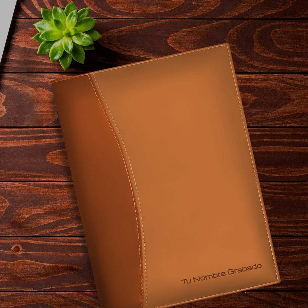 Agenda Ejecutiva 2026 Marrón Clásica + Grabado Personalizado, sobre una mesa de madera