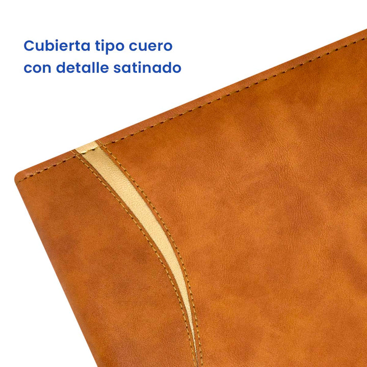 Detalle Satinado de Agenda Ejecutiva 2026 Marrón Onda + Grabado Personalizado.