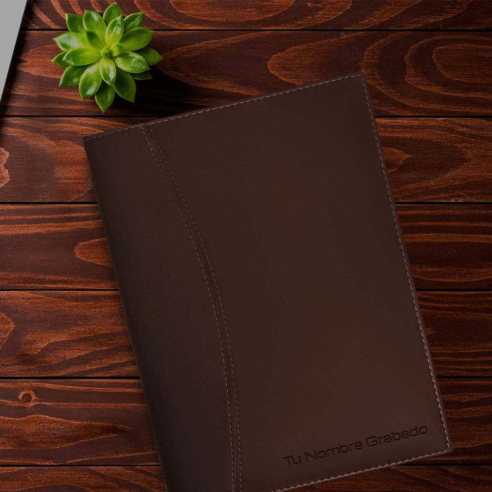 Agenda Ejecutiva 2026 Marrón Oscuro Clásica + Grabado Personalizado, sobre una mesa de madera.