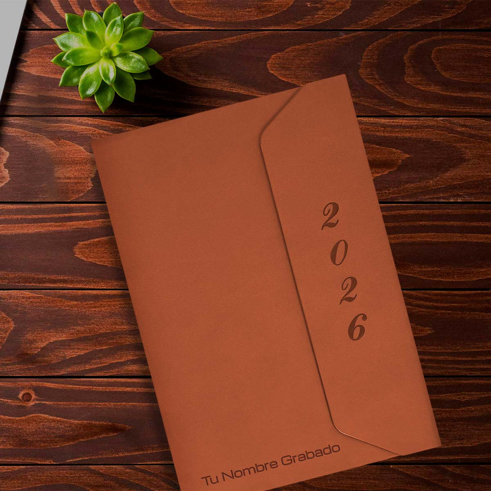 Acabado Mate de Agenda Ejecutiva 2026 Marrón Solapa (A5) + Grabado Personalizado.