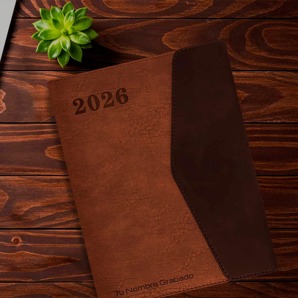 Acabado Rugoso de Agenda Ejecutiva 2026 Marrón Solapa + Grabado Personalizado.