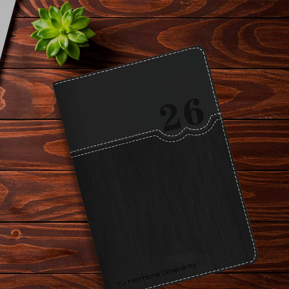 Acabado Amaderado de Agenda Ejecutiva 2026 Negra Amaderada (A5) + Grabado Personalizado.