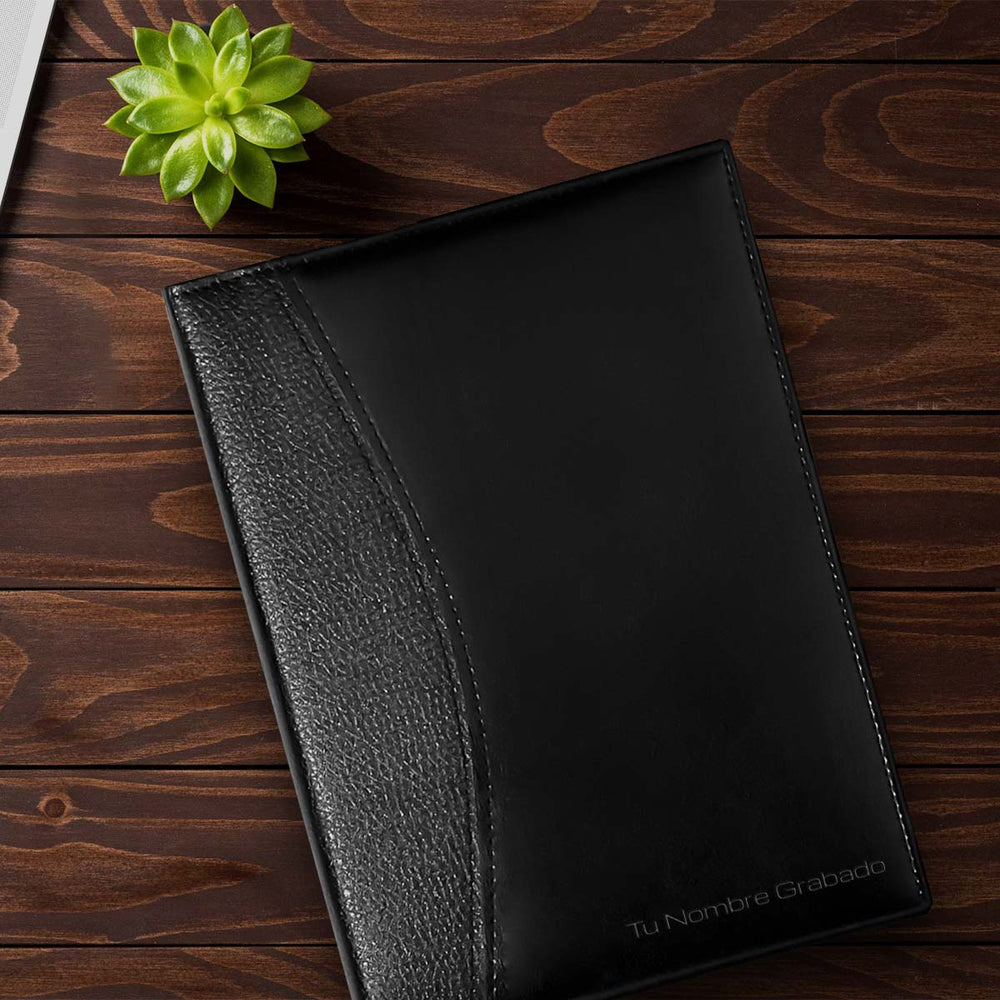 Agenda Ejecutiva 2026 Negra Clásica + Grabado Personalizado, sobre una mesa de madera