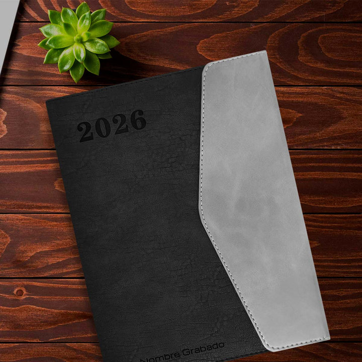 Acabado Rugoso de Agenda Ejecutiva 2026 Negra Solapa + Grabado Personalizado.