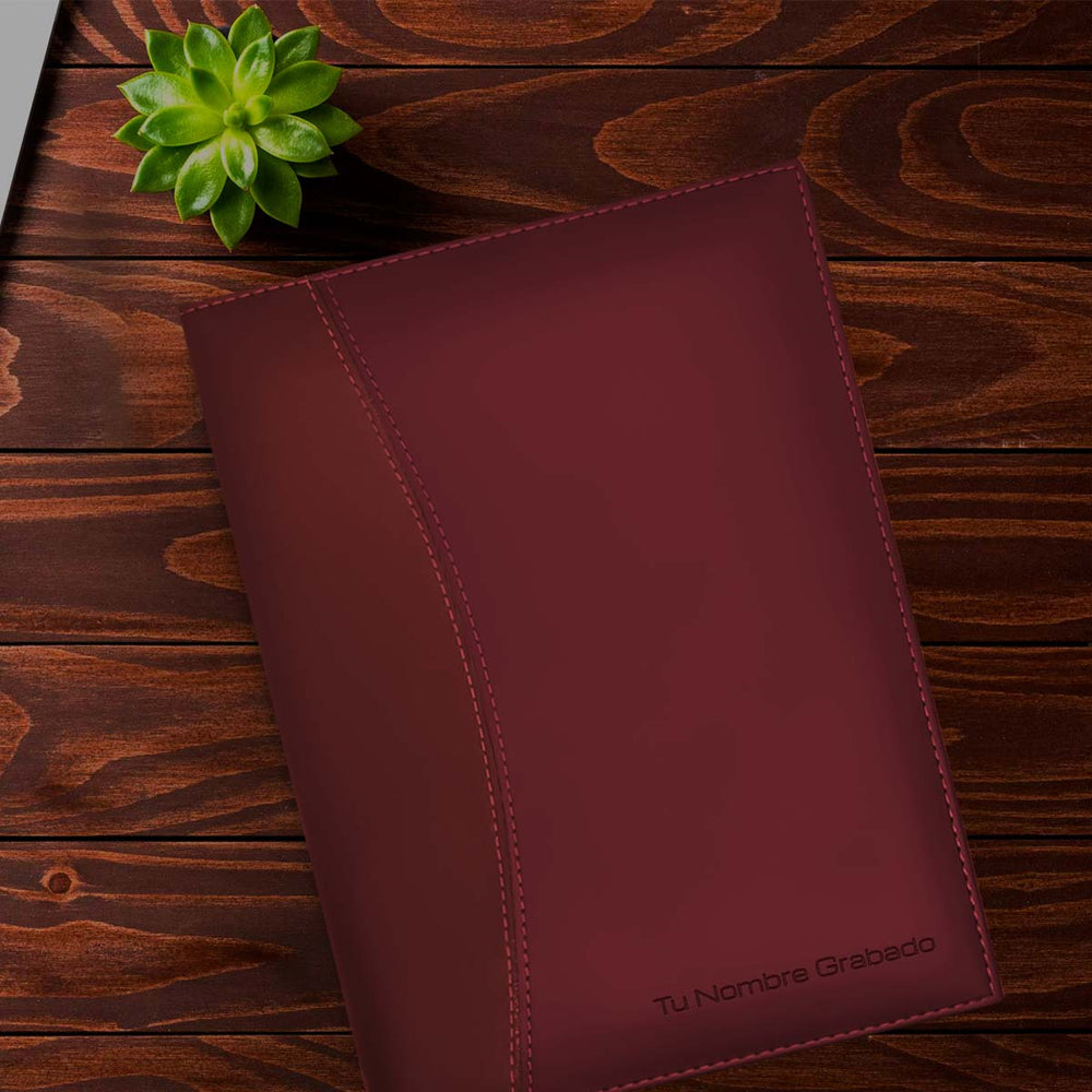 Agenda Ejecutiva 2026 Roja Clásica + Grabado Personalizado, sobre una mesa de madera