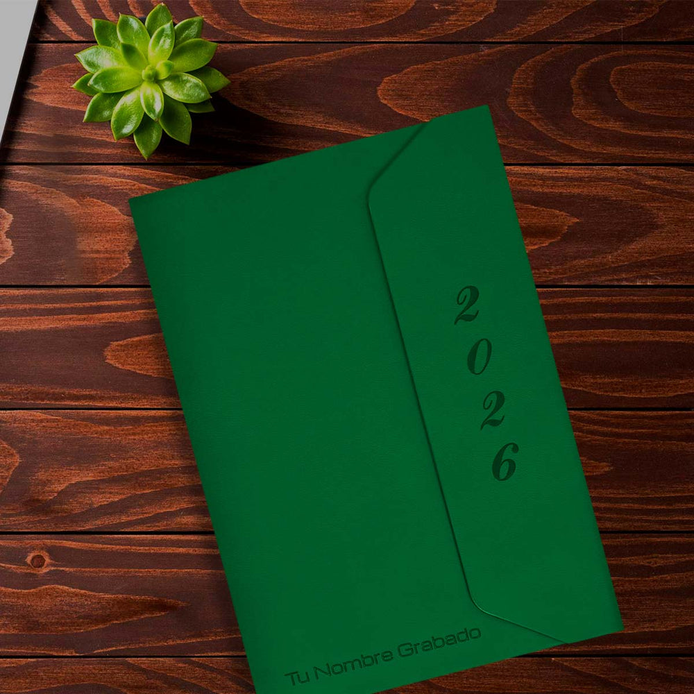 Acabado Mate de Agenda Ejecutiva 2026 Verde Solapa (A5) + Grabado Personalizado.