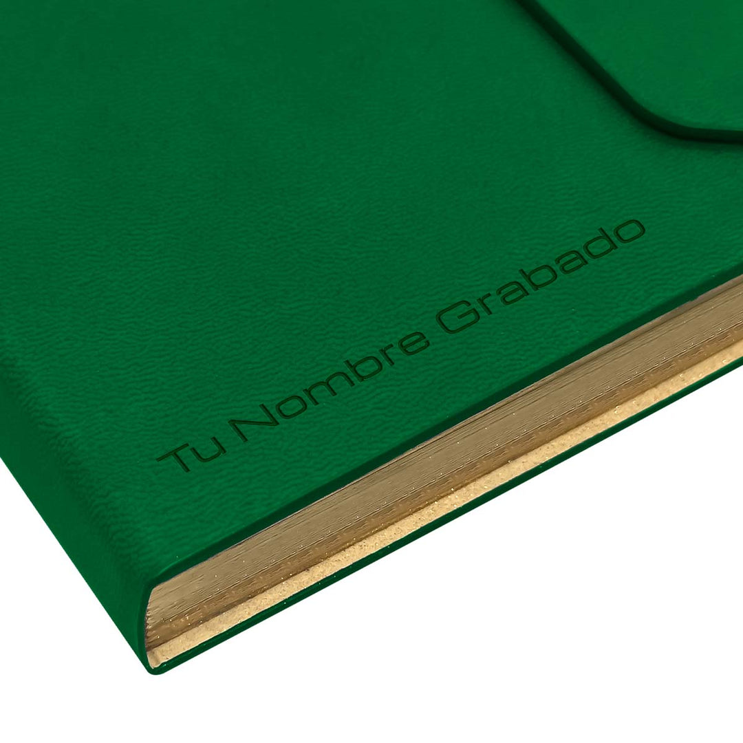 Grabado en la portada de Agenda Ejecutiva 2026 Verde Solapa (A5) + Grabado Personalizado.