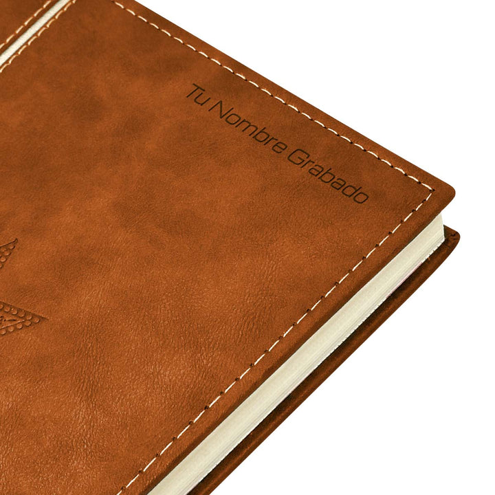 Tu nombre grabado en la portada de Agenda para Abogado 2026 Marrón.