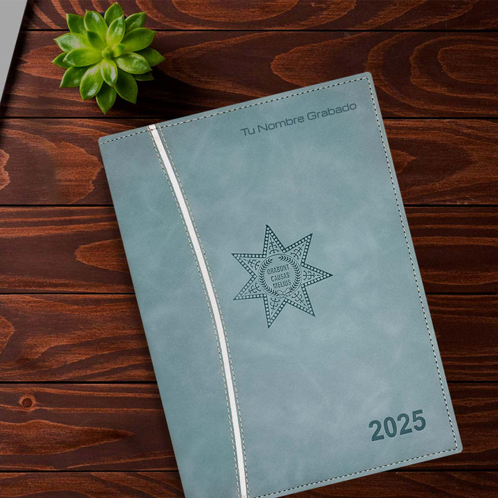 Agenda para Abogado 2025 Azul Celeste + Grabado Personalizado, sobre una mesa de madera.