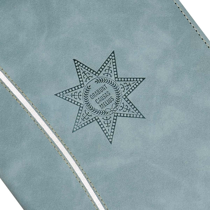 Logo grabado en la portada de Agenda para Abogado 2026 Azul Celeste. 